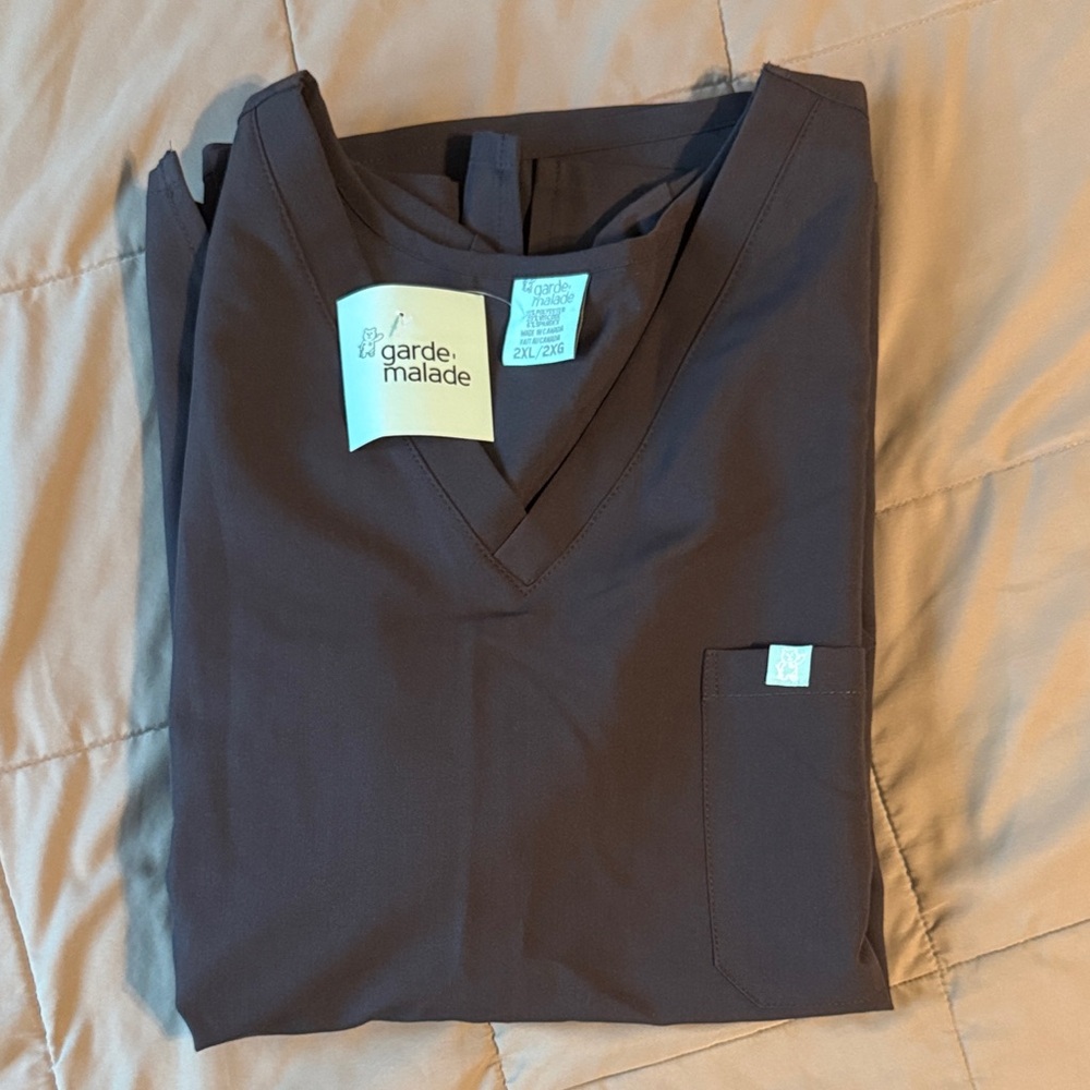 NWT Garde Malade One Pocket Scrub Top Charcoal